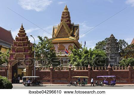 Wat Ounalom am Sisowath Quay, Tuk Tuk-Taxis vor dem Tempel, Phnom Penh, Kambodscha, Asien View Large Photo Image Stock Image - Wat Ounalom am Sisowath Quay, Tuk Tuk-Taxis vor dem Tempel, Phnom Penh, Kambodscha, Asien. Fotosearch