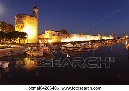 Stock Photography - Wehrturm Tour de Constance mit Stadtmauer am Abend, Aigues-Mortes, Petite Camargue, Department Gard, Languedoc-Roussillon, Frankreich, Europa. Fotosearch
