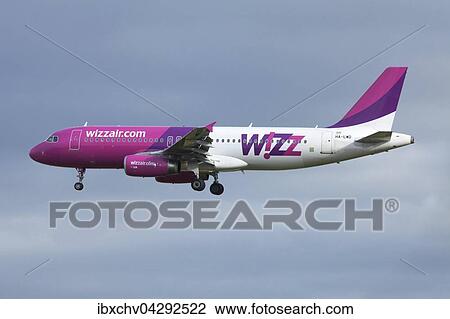 Stock Image - Wizz Air, Flugzeug, im Flug. Fotosearch