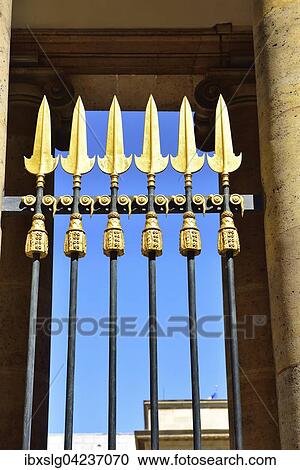 Stock Image - Zaun mit goldenen Spitzen, Hotel de Salm oder Palast der Ehrenlegion, Paris, Ile-de-France, Frankreich, Europa. Fotosearch