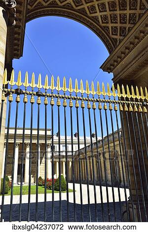 Stock Image - Zaun mit goldenen Spitzen, Hotel de Salm oder Palast der Ehrenlegion, Paris, Ile-de-France, Frankreich, Europa. Fotosearch