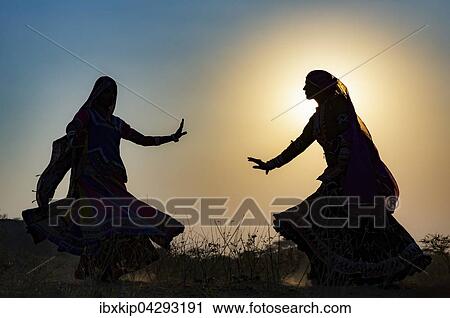 Zwei junge Frauen in Kleidern tanzen vor der untergehenden Sonne, Kamelmarkt von Pushkar, Pushkar, Rajasthan, Indien, Asien View Large Photo Image Stock Image - Zwei junge Frauen in Kleidern tanzen vor der untergehenden Sonne, Kamelmarkt von Pushkar, Pushkar, Rajasthan, Indien, Asien. Fotosearch