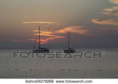 Stock Photo - Zwei Segelboote im Abendrot auf dem Meer, Insel Giglio, Toscana, Italien, Europa. Fotosearch