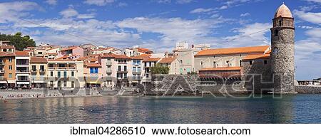 Stock Image - Historic centre with beach, fortified church Notre-Dame-des-Anges, Collioure, Departement Pyrenees-Orientales, Languedoc-Roussillon, South of France, France, Europe. Fotosearch