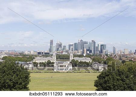 Blick von Greenwich über das Queens House Royal Naval College und Canary Wharf, London, Großbritannien View Large Photo Image Stock Image - Blick von Greenwich über das Queens House Royal Naval College und Canary Wharf, London, Großbritannien. Fotosearch