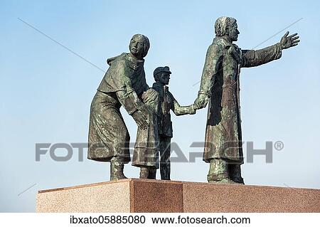 Emigration Monument, Bronze sculpture, Family with two children emigrating, Migration, Man looking forward, Woman looking back, Sculptor Frank Varga, Seebäderkaje, Neuer Hafen, Bremerhaven, Bremen, Germany, Europe View Large Photo Image Stock Image - Emigration Monument, Bronze sculpture, Family with two children emigrating, Migration, Man looking forward, Woman looking back, Sculptor Frank Varga, Seebäderkaje, Neuer Hafen, Bremerhaven, Bremen, Germany, Europe. Fotosearch