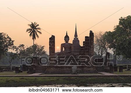 Stock Image - The wihan or temple hall at Wat Mahathat, sunset, Sukhothai historical park, Sukhothai, Thailand, Asia. Fotosearch
