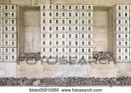 Stock Image - Wall with memorial plaques and deposited stones in memory of the murdered Jews and the Holocaust, Great Synagogue, Nagy Zsinagóga, Pest district, Budapest, Hungary, Europe. Fotosearch