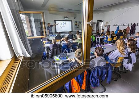 Stock Image - Teaching physics with open windows in an 8th grade class at the Robert-Havemann-Gymnasium in Karow, Berlin, Germany, Europe. Fotosearch