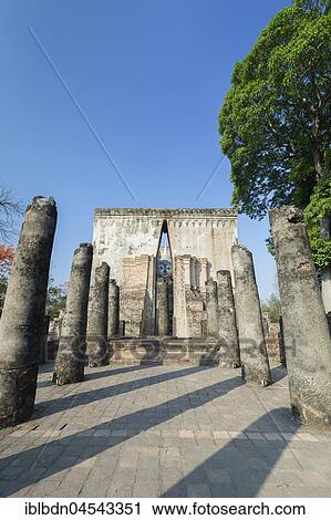 Stock Image - Wat Si Chum, Sukhothai Historical Park, Sukhothai, Thailand, Asia. Fotosearch