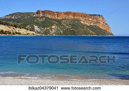 Stock Image - Bestouan beach with turquoise colored sea, rear Soubeyranes cliffs, Cassis, Bouches-du-Rhône, Provence-Alpes-Côte d'Azur, France, Europe. Fotosearch