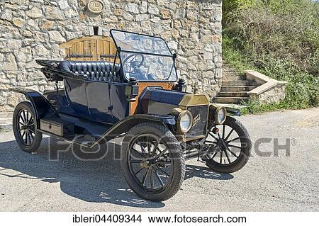 Picture - Vintage car, Ford T Runabout, built in 1913, 4 cylinders, cubic capacity 2700 cc, 2 forward gears, semi-automatic, 20 hp, 72 kmh. Fotosearch