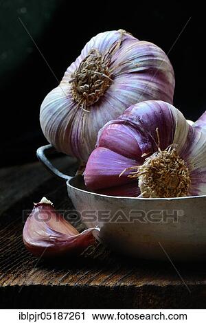 Stock Image - Garlictubers ( Allium sativum) in shell and clove. Fotosearch