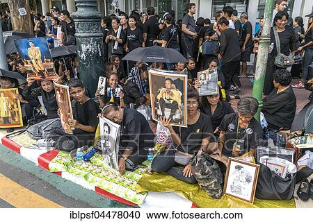 Mourning Thais with photo of the late king Bhumibol Adulyadej, Bangkok, Thailand, Asia View Large Photo Image Stock Image - Mourning Thais with photo of the late king Bhumibol Adulyadej, Bangkok, Thailand, Asia. Fotosearch