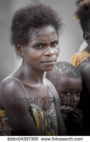 Stock Image - Pygmy woman and child, people of Baaka, or Baka, or Ba'aka, Grand Batanga, Southern Region, Cameroon, Africa. Fotosearch
