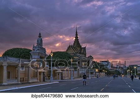 Stock Image - Royal Palace at dusk, Phnom Penh Province, Cambodia, Asia. Fotosearch