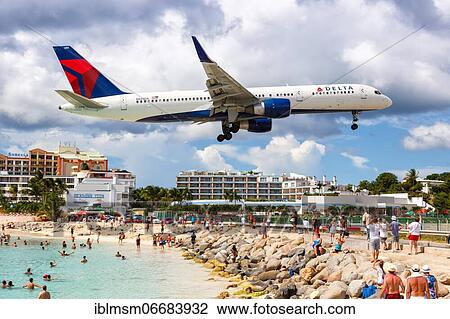 Stock Image - A Boeing 757-200 of Delta Air Lines with the registration N685DA at the airport St. Maarten. Fotosearch
