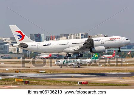Stock Image - An Airbus A330-300 of China Eastern Airlines with registration number B-5953 at Shanghai Airport, China, Asia. Fotosearch