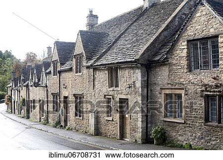 Eine Reihe attraktiver Steinhäuschen in Castle Combe, Wiltshire, England, Großbritannien, das angeblich das schönste Dorf Englands ist View Large Photo Image Stock Image - Eine Reihe attraktiver Steinhäuschen in Castle Combe, Wiltshire, England, Großbritannien, das angeblich das schönste Dorf Englands ist. Fotosearch