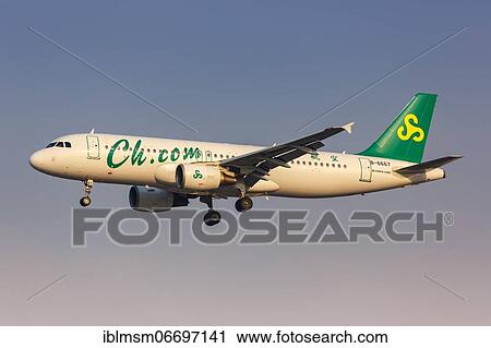 Stock Image - A Spring Airlines Airbus A320 with registration number B-6667 at Shanghai Hongqiao Airport (SHA), Shanghai, China, Asia. Fotosearch