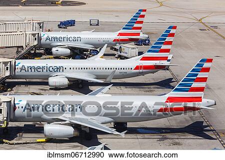 Stock Image - An Airbus A320 aircraft of American Airlines with the registration N679AW at Phoenix Airport, USA, North America. Fotosearch
