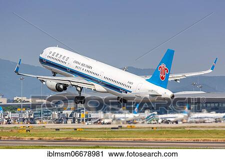 Stock Image - An Airbus A321 aircraft of China Southern Airlines with registration number B-8675 at Guangzhou airport, China, Asia. Fotosearch