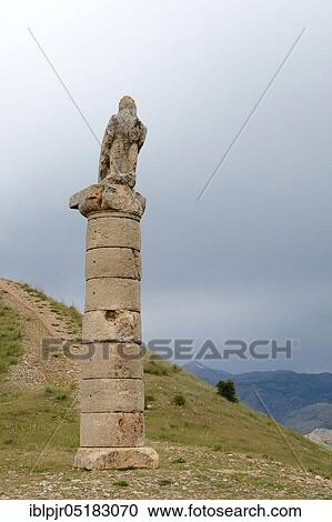 Stock Image - Eagle statue on column, Anatolia, Kahta, Adiyaman Province, Karakus Hill, KarakusTumulus, Tumulus, Tumulus, Tumulus, King Mithridates, Commagene, Commagene culture, Turkey, Asia. Fotosearch