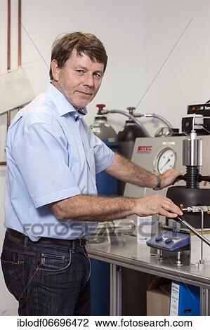 Stock Image - Prof. Dr. Ulrich Schreiber at the high-pressure machine for simulating conditions deep in the earth for research on the origin of life, Faculty of Biology, Department of Geology, Laboratory at the University of Duisburg-Essen, Essen, Germany, Europe. Fotosearch
