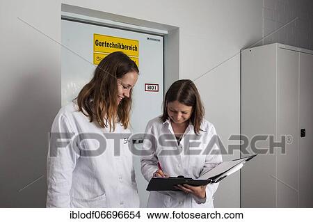 Picture - Scientist in the field of genetic engineering in the Faculty of Biology at the University of Duisburg-Essen. Fotosearch