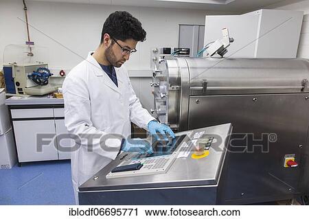 Stock Image - Scientists during their research work on a tablet press at the Institute for Pharmaceutical Technology and Biopharmacy at Heinrich-Heine-University Düsseldorf, North Rhine-Westphalia, Germany, Europe. Fotosearch