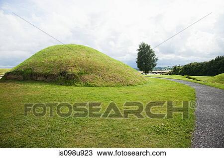 Stock Image - Knowth passage tomb complex, Bru Na Boinne, Ireland. Fotosearch