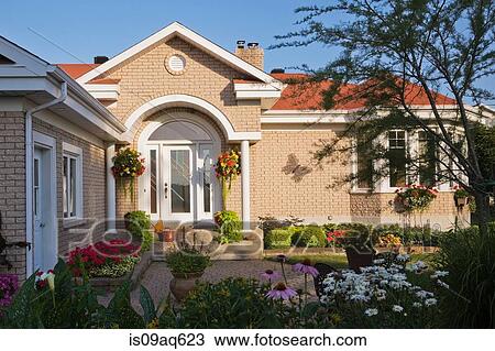 Beige Ziegelstein Haus Aussen Mit Eingangstur Saulengang Und