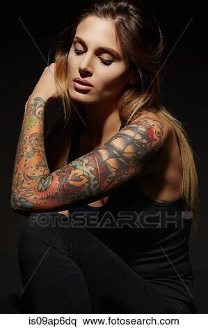 Portrat Von Frau Mit Tatowierte Arme Stock Fotografie Is09ap6dq Fotosearch