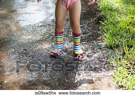 子供 中に Wellies 遊び 中に 水たまり の 水 写真館 イメージ館 Is09aw5hx Fotosearch