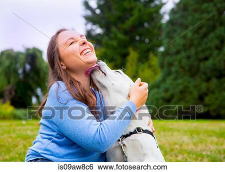 若い女性 モデル で 犬 パークに 犬 舐めること 女性 顔 画像コレクション Is09aw8c6 Fotosearch