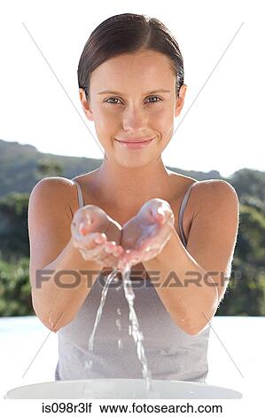 若い女性 すくうこと 水 中に 手 ストックイメージ Is098r3lf Fotosearch
