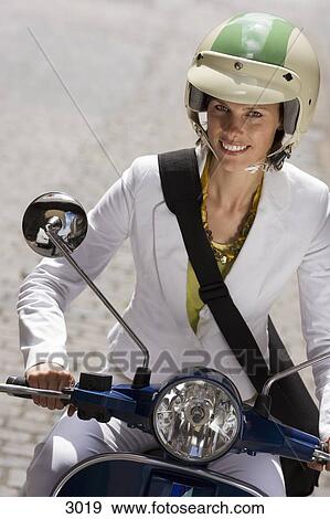 女 中に 保護用ヘルメット 乗馬 上に スクーター 中に 通り 微笑 正面図 クローズアップ Tilt 写真館 イメージ館 3019 Fotosearch