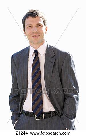 影像- 年轻, 商人, 由于, 在口袋中的手, 微笑, 肖像, 删去