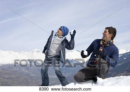 Pere Fils 7 9 Avoir Bagarre Boule Neige Dans Champ Neige Chaine De Montagnes Dans Fond Banque D Image 8390 Fotosearch