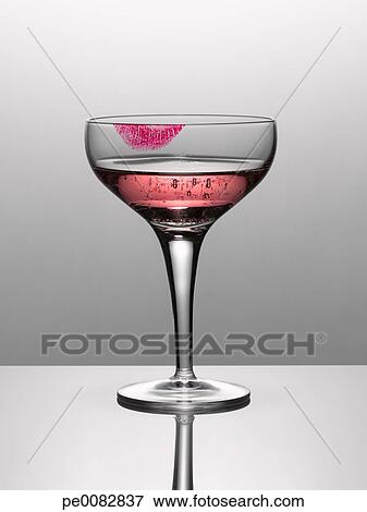 Grand Plan De Champagne Rose Dans Verre à Rouge Lèvres Tache Banque De Photo