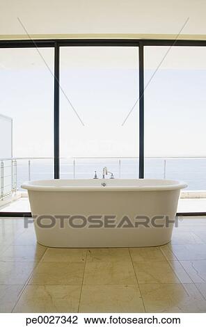 Colección de foto - moderno, cuarto de baño, con, bañera, y, grande ... Colección de foto - moderno, cuarto de baño, con, bañera, y, grande ...