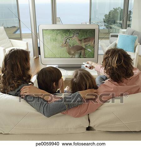 Familie, in, wohnzimmer, aufpassendes fernsehen Stock Bild | pe0059940