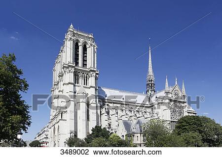 Stock Image - France, Paris, 4th arrondissement, Ile de la Cite, Notre-Dame Cathedral.. Fotosearch