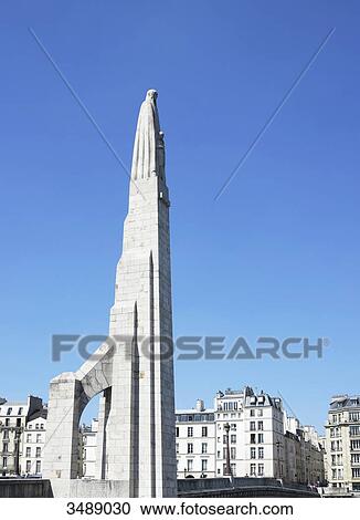 Stock Image - France, Paris. 5th arrondissement. Tournelle bridge. In the background the Ile Saint Louis.. Fotosearch