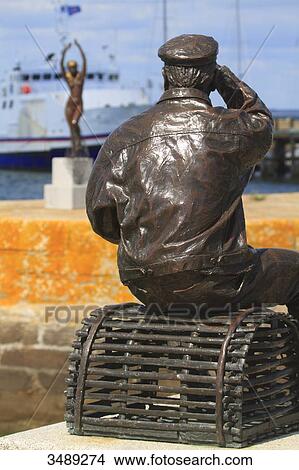 Picture - France, Quiberon Peninsula, Haliguen. The harbour.. Fotosearch