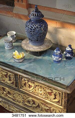 Stock Image - Indonesia, Bali, Bedulu, the royal palace of Bedulu proposes a few rooms, decoration, vase, furniture. Fotosearch
