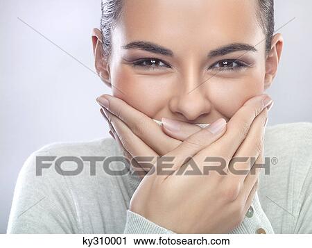 若い女性 で 口を 覆う 手 ストックイメージ Ky Fotosearch