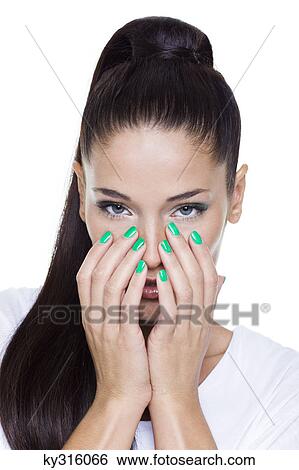 肖像画 の 若い女性 で 口を 覆う 手 画像コレクション Ky Fotosearch