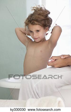 Mädchen stehen in a badewanne Stock Bild ky330030
