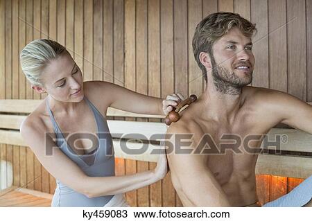 女 マッサージ 上に 彼女 友人 背中 で A Massager 中に A サウナ ストックイメージ Ky4590 Fotosearch